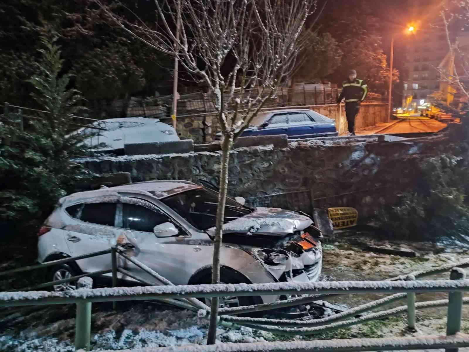 İstanbul’da korku dolu anlar kamerada: Otomobil çocuk parkına uçtu Kağıthane’de karlı yolda yokuş aşağıya kaymaya başlayan cip, kontrolden çıkarak çocuk parkına uçarken, bir başka sokakta ise kayan otomobil sivil ...
