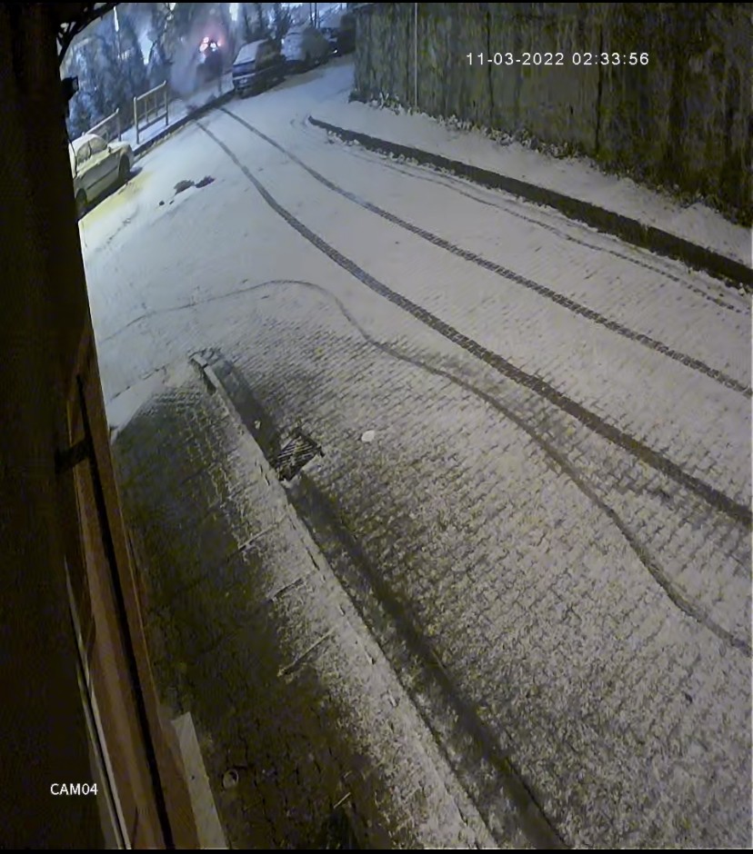 İstanbul’da korku dolu anlar kamerada: Otomobil çocuk parkına uçtu Kağıthane’de karlı yolda yokuş aşağıya kaymaya başlayan cip, kontrolden çıkarak çocuk parkına uçarken, bir başka sokakta ise kayan otomobil sivil ...