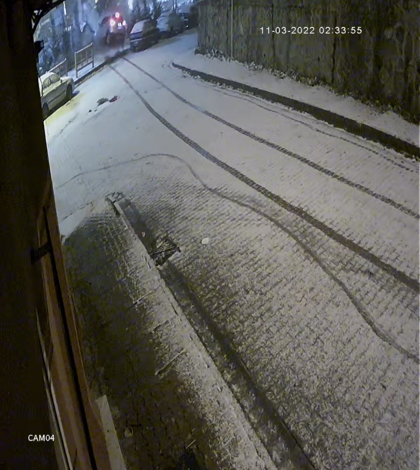 İstanbul’da korku dolu anlar kamerada: Otomobil çocuk parkına uçtu Kağıthane’de karlı yolda yokuş aşağıya kaymaya başlayan cip, kontrolden çıkarak çocuk parkına uçarken, bir başka sokakta ise kayan otomobil sivil ...
