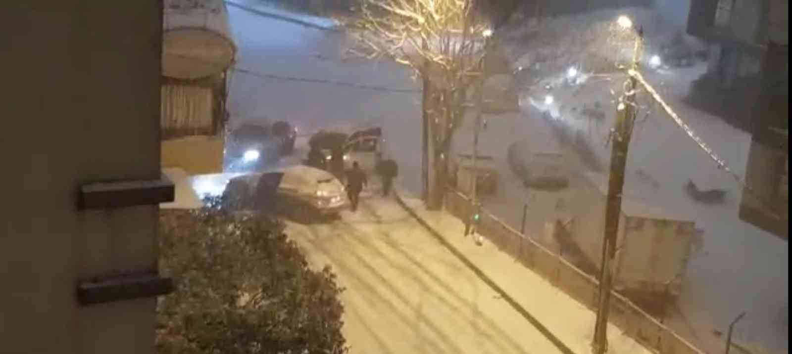 İstanbul’da korku dolu anlar kamerada: Otomobil çocuk parkına uçtu Kağıthane’de karlı yolda yokuş aşağıya kaymaya başlayan cip, kontrolden çıkarak çocuk parkına uçarken, bir başka sokakta ise kayan otomobil sivil ...