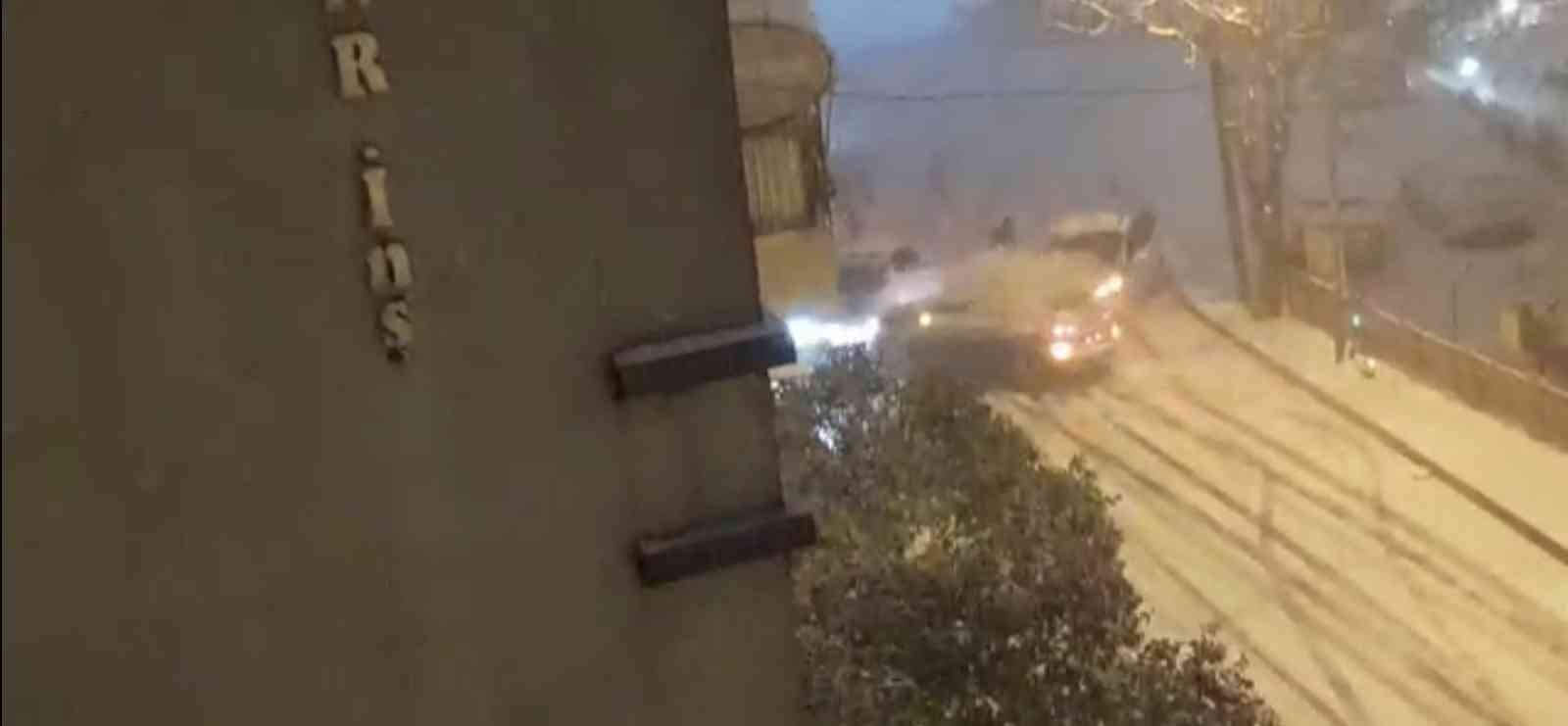 İstanbul’da korku dolu anlar kamerada: Otomobil çocuk parkına uçtu Kağıthane’de karlı yolda yokuş aşağıya kaymaya başlayan cip, kontrolden çıkarak çocuk parkına uçarken, bir başka sokakta ise kayan otomobil sivil ...