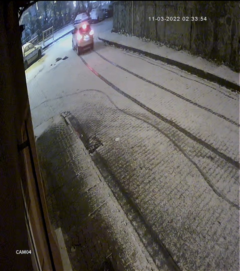 İstanbul’da korku dolu anlar kamerada: Otomobil çocuk parkına uçtu Kağıthane’de karlı yolda yokuş aşağıya kaymaya başlayan cip, kontrolden çıkarak çocuk parkına uçarken, bir başka sokakta ise kayan otomobil sivil ...