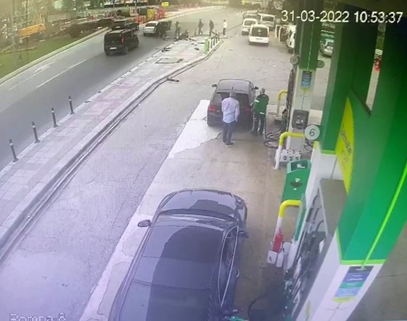 İstanbul’da milyonluk gasp kamerada İstanbul’da Kapalıçarşı’dan çıkan motosikletli döviz bürosu kuryesine Zeytinburnu’nda yabancı plakalı bir otomobil çarptı. Otomobilden inen 3 ...