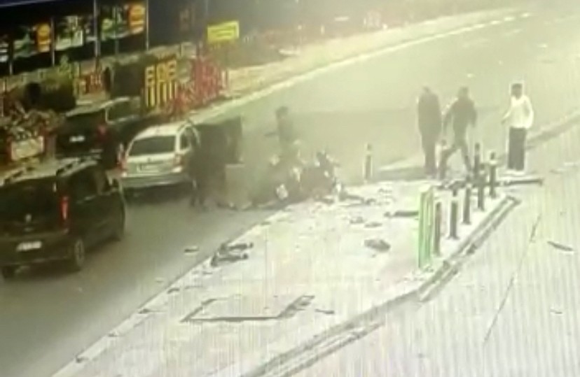 İstanbul’da milyonluk gasp kamerada İstanbul’da Kapalıçarşı’dan çıkan motosikletli döviz bürosu kuryesine Zeytinburnu’nda yabancı plakalı bir otomobil çarptı. Otomobilden inen 3 ...