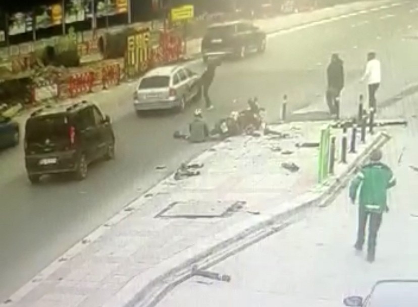 İstanbul’da milyonluk gasp kamerada İstanbul’da Kapalıçarşı’dan çıkan motosikletli döviz bürosu kuryesine Zeytinburnu’nda yabancı plakalı bir otomobil çarptı. Otomobilden inen 3 ...