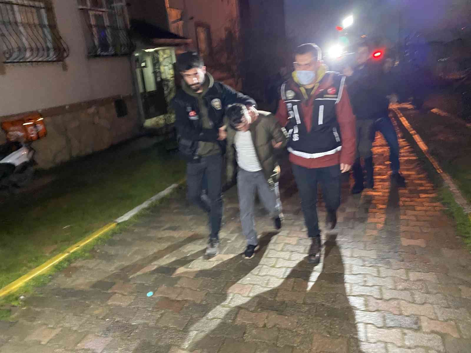 İstanbul Narkotik Suçlarla Mücadele Şube Müdürlüğü ekipleri, İstanbul genelinde sabah erken saatlerde sokaklarda uyuşturucu satan zehir ...