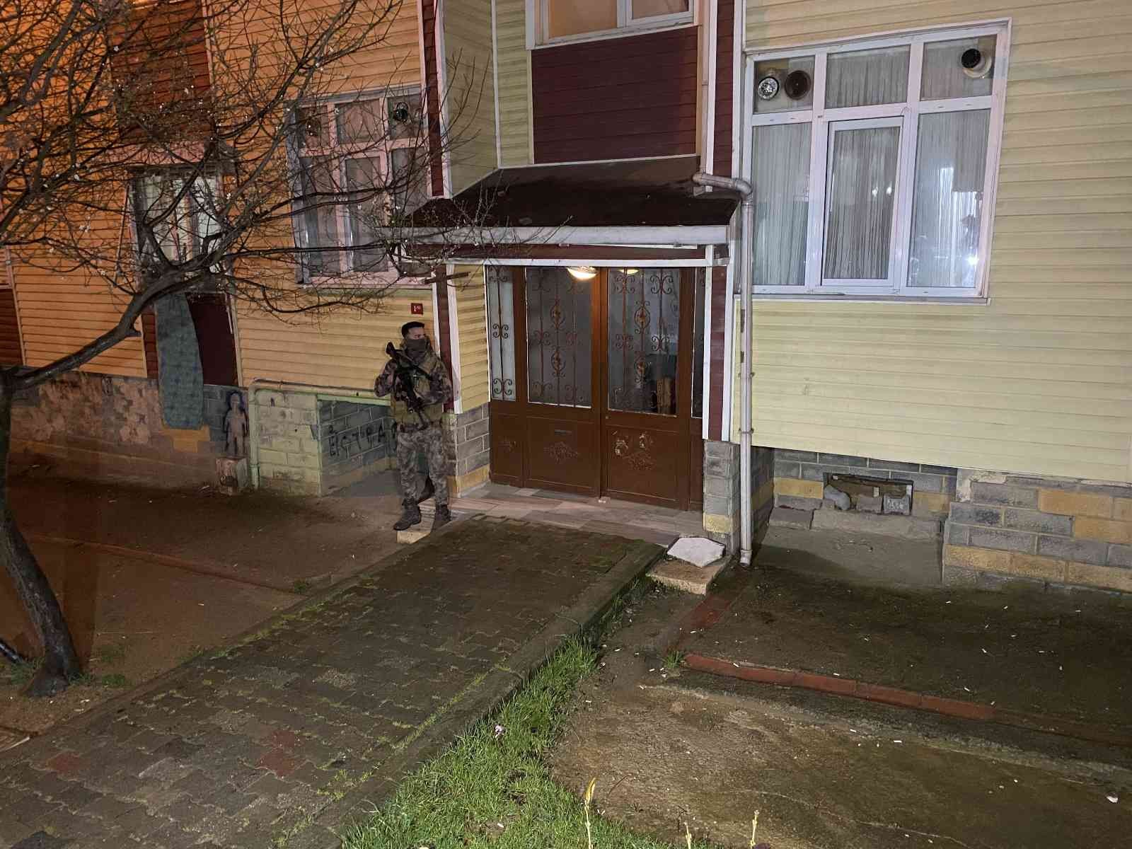 İstanbul’da uyuşturucu satıcılarına operasyon: 20 kişi yakalandı İstanbul Narkotik Suçlarla Mücadele Şube Müdürlüğü ekipleri, İstanbul genelinde sabah erken saatlerde sokaklarda uyuşturucu satan zehir ...