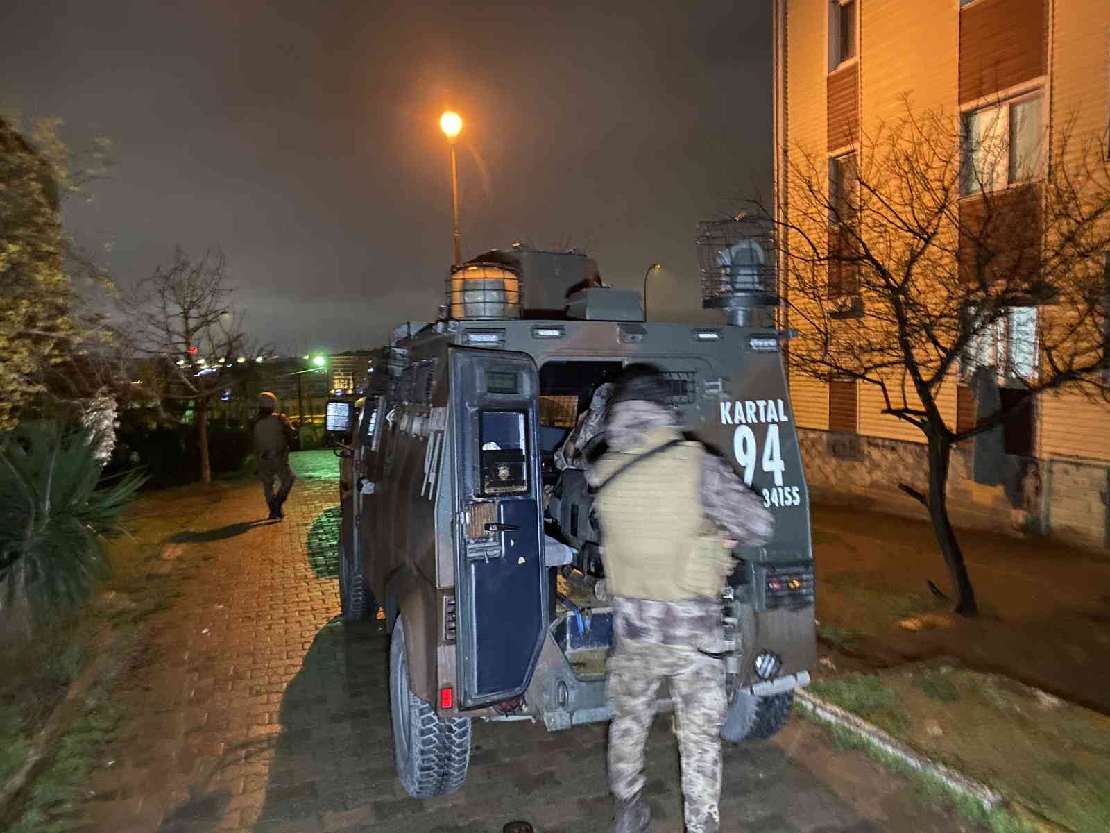 İstanbul Narkotik Suçlarla Mücadele Şube Müdürlüğü ekipleri, İstanbul genelinde sabah erken saatlerde sokaklarda uyuşturucu satan zehir ...