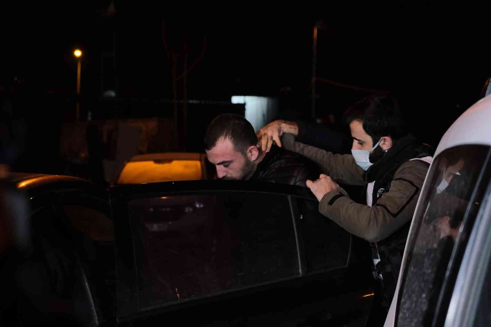 İstanbul’da uyuşturucu tacirlerine yönelik eş zamanlı operasyon İstanbul’da uyuşturucu tacirlerine yönelik eş zamanlı operasyon düzenlendi. 30 adreste bulunan, toplamda 36 şüphelinin yakalanmasına yönelik ...