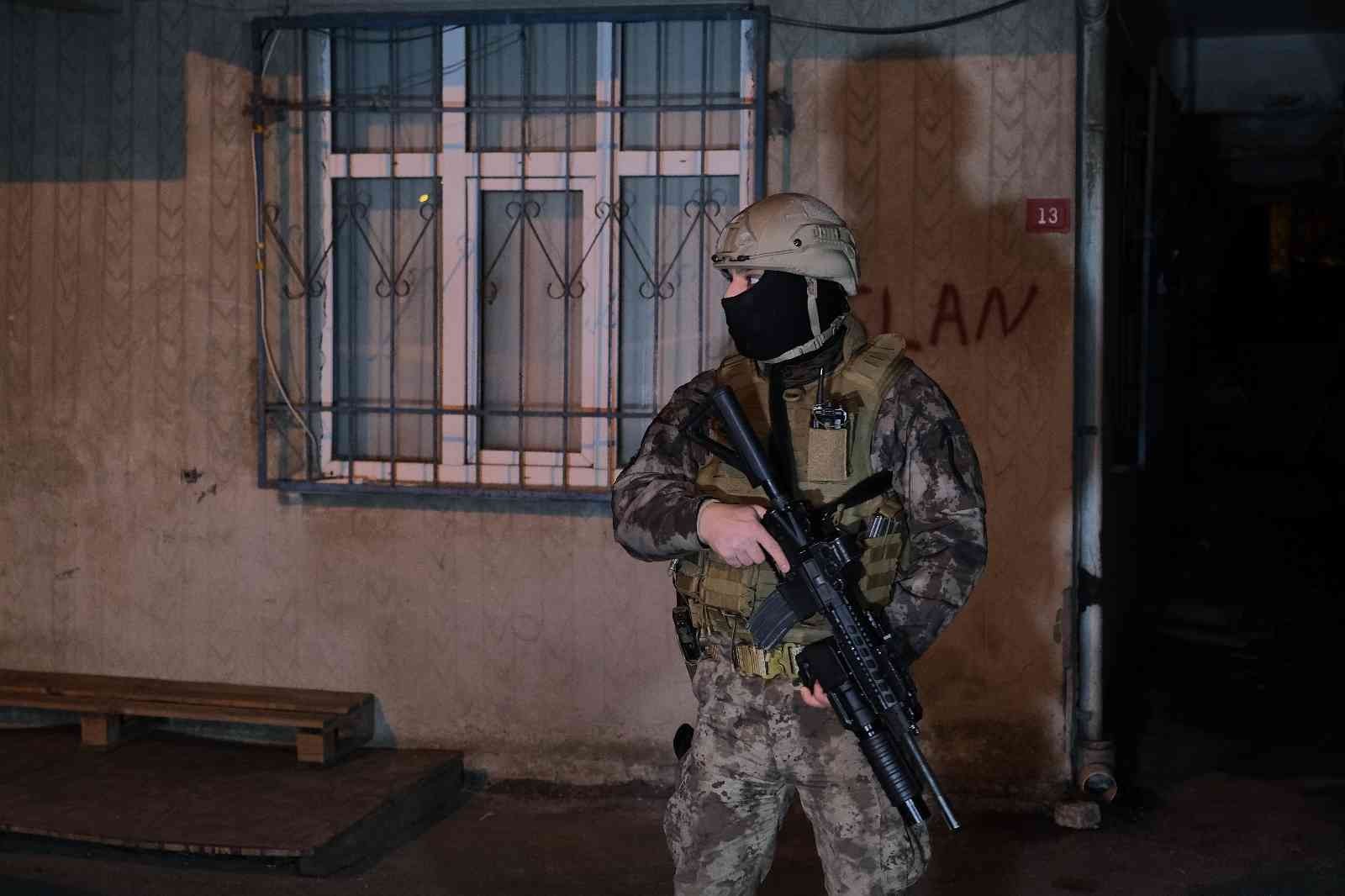 İstanbul’da uyuşturucu tacirlerine yönelik eş zamanlı operasyon İstanbul’da uyuşturucu tacirlerine yönelik eş zamanlı operasyon düzenlendi. 30 adreste bulunan, toplamda 36 şüphelinin yakalanmasına yönelik ...