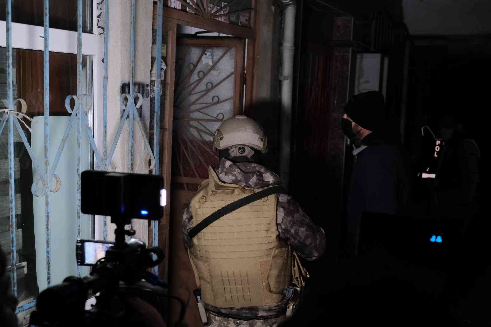 İstanbul’da uyuşturucu tacirlerine yönelik eş zamanlı operasyon İstanbul’da uyuşturucu tacirlerine yönelik eş zamanlı operasyon düzenlendi. 30 adreste bulunan, toplamda 36 şüphelinin yakalanmasına yönelik ...