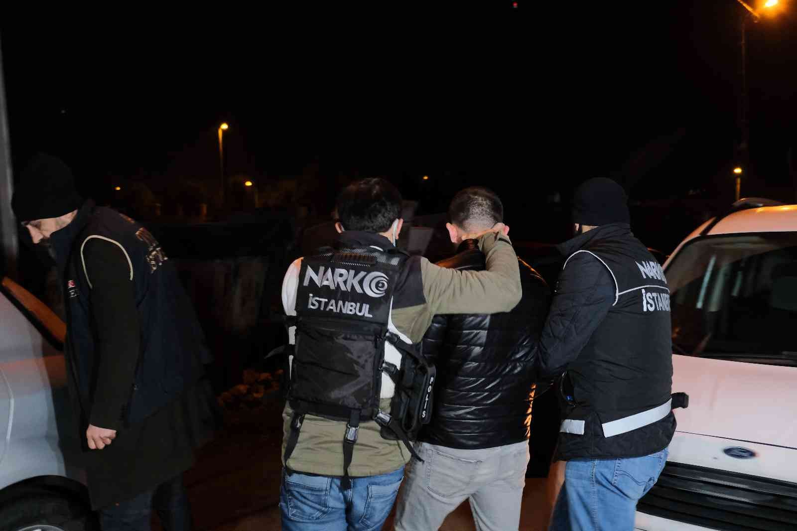 İstanbul’da uyuşturucu tacirlerine yönelik eş zamanlı operasyon İstanbul’da uyuşturucu tacirlerine yönelik eş zamanlı operasyon düzenlendi. 30 adreste bulunan, toplamda 36 şüphelinin yakalanmasına yönelik ...