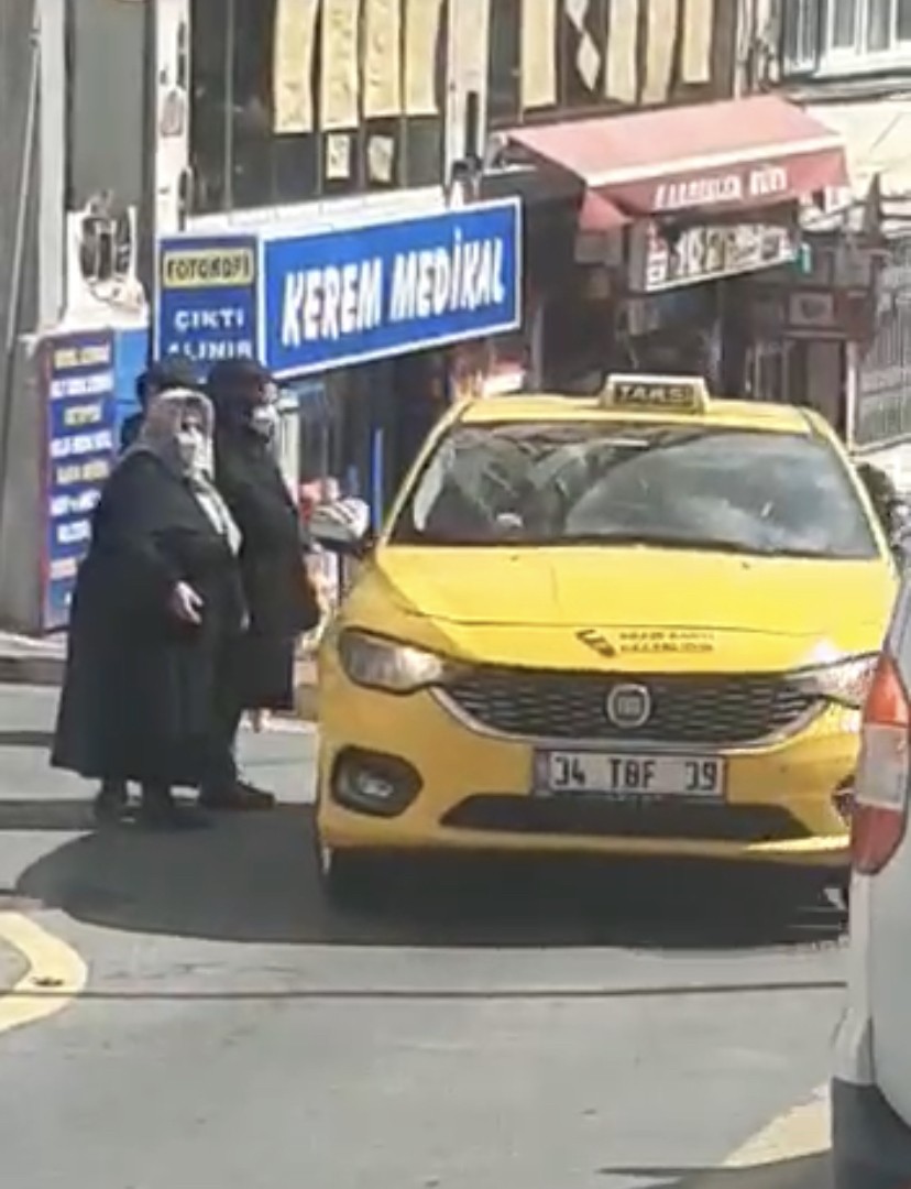İstanbul’da yaşlı kadın taksiye binebilmek için yalvardı İstanbul Fatih’te hastaneden çıkan yaşlı kadın kendisini almayan taksicilere, “Taksi ne olur beni al” diyerek yalvardı. Kısa mesafe olduğu için ...