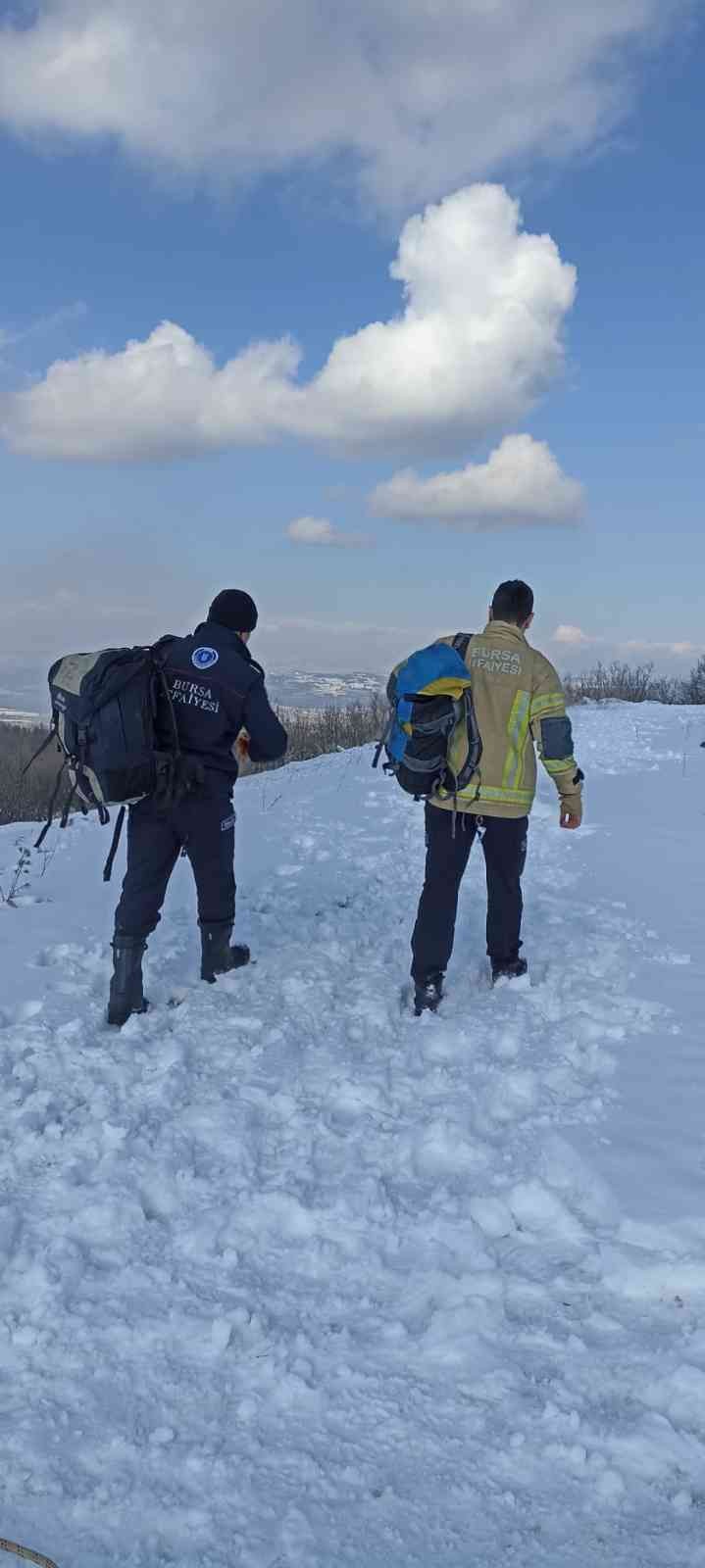 İtfaiye ekipleri buz tutan gölete düşen köpeği donmak üzereyken kurtardılar Bursa’nın İnegöl ilçesinde buzun kırılmasıyla sulama göletine düşerek mahsur kalan köpek, donmak üzereyken Bursa Büyükşehir Belediyesi İtfaiye ...