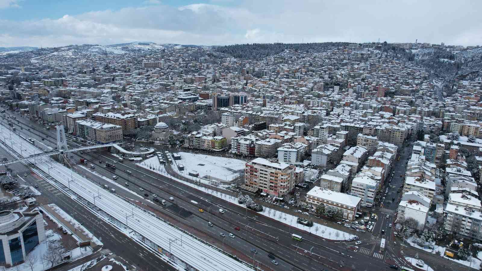 İzmit Körfezi Mart ayında karla buluştu Kocaeli’de Mart ayında etkisini gösteren kar yağışı kenti beyaza bürüdü. İzmit Körfezindeki kış manzarası, dron ile havadan da görüntülendi ...