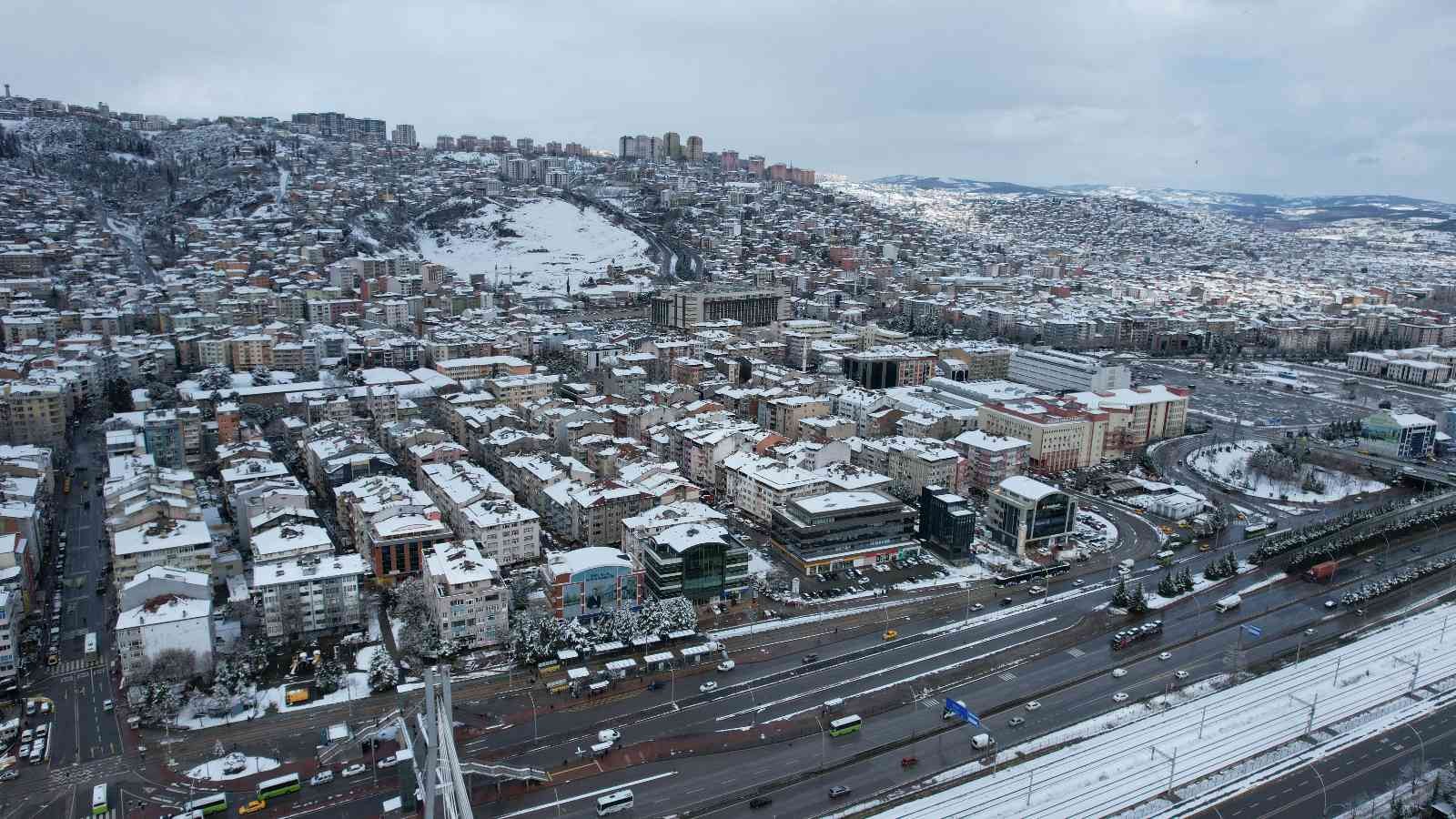 İzmit Körfezi Mart ayında karla buluştu Kocaeli’de Mart ayında etkisini gösteren kar yağışı kenti beyaza bürüdü. İzmit Körfezindeki kış manzarası, dron ile havadan da görüntülendi ...