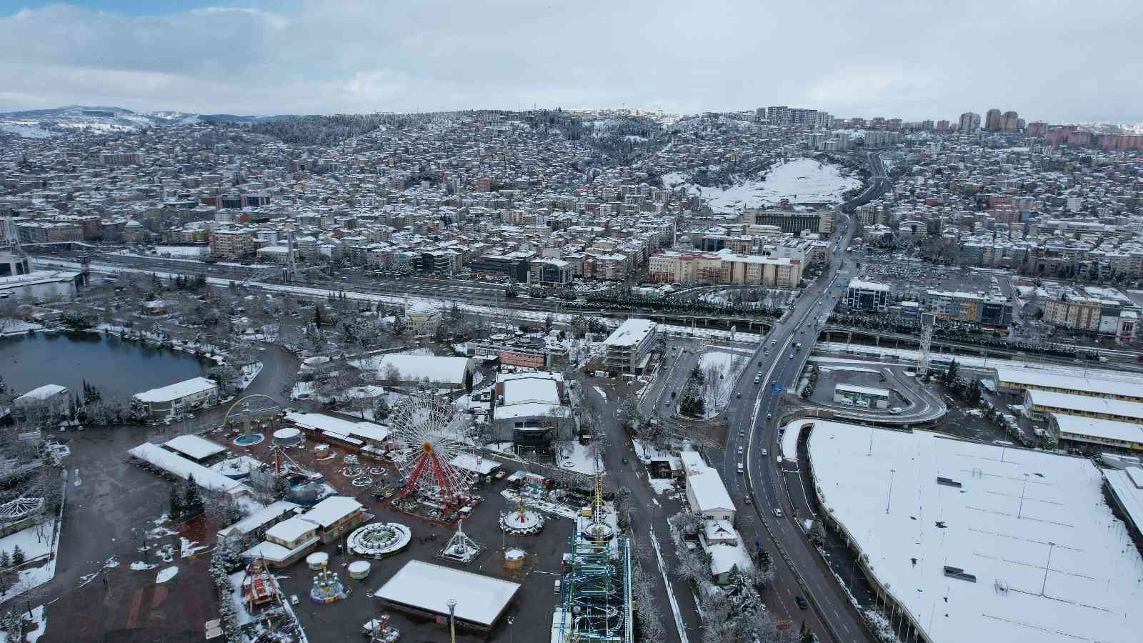 İzmit Körfezi Mart ayında karla buluştu Kocaeli’de Mart ayında etkisini gösteren kar yağışı kenti beyaza bürüdü. İzmit Körfezindeki kış manzarası, dron ile havadan da görüntülendi ...