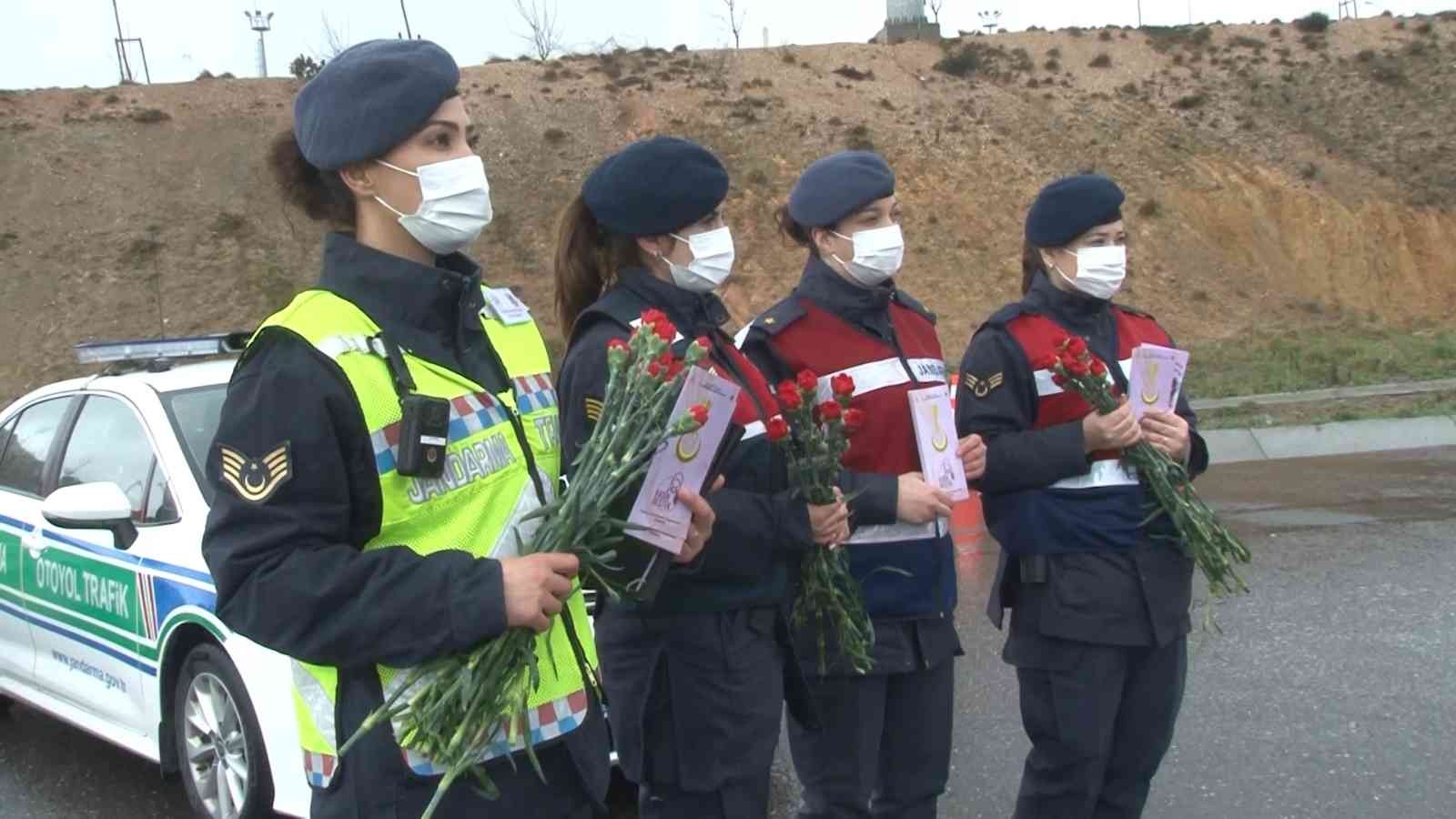 İstanbul İl Jandarma Komutanlığına bağlı ekipler, 8 Mart Dünya Kadınlar Günü nedeni ile Kuzey Marmara Otoyolu Fenertepe Gişeleri’nde yapılan ...