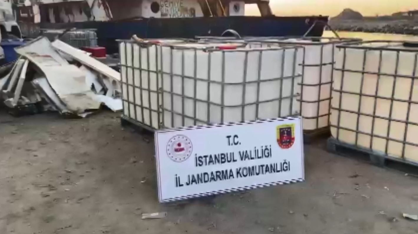 Jandarmanın düzenlediği operasyonda 55 bin litre kaçak akaryakıt ele geçirildi İstanbul İl Jandarma Komutanlığı tarafından düzenlenen operasyonda, elde ettikleri binlerce litre kaçak akaryakıtı açıkta bulunan gemilerden ...
