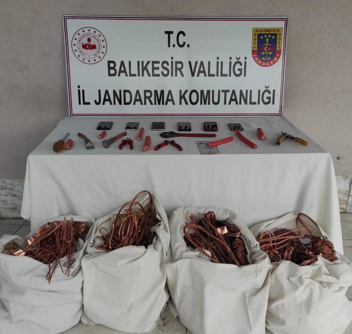 Kablo hırsızlarının izini süren jandarma, suç çetesini çökertti Balıkesir’in Bigadiç ilçesindeki bir işletmeden kablo çaldıkları tespit edilen şahısların izini süren jandarma ekipleri suç çetesini çökertti ...