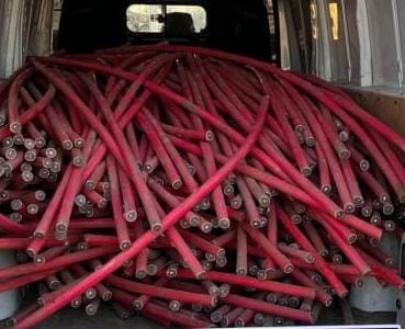 Kablo hırsızlarının izini süren jandarma, suç çetesini çökertti Balıkesir’in Bigadiç ilçesindeki bir işletmeden kablo çaldıkları tespit edilen şahısların izini süren jandarma ekipleri suç çetesini çökertti ...