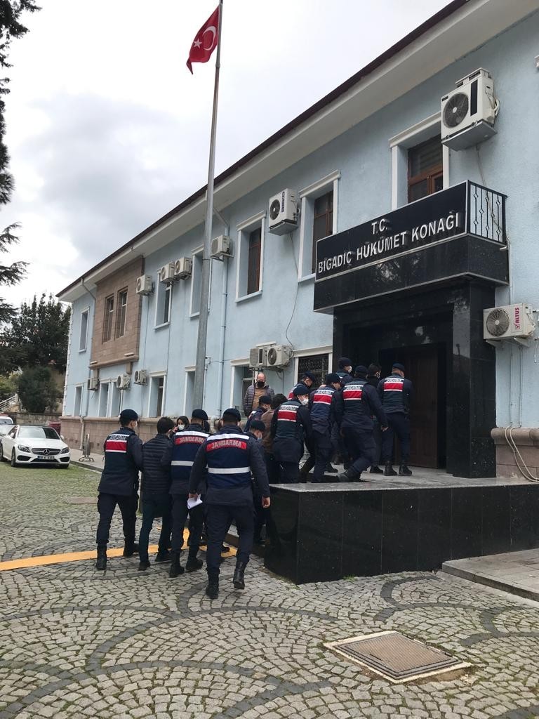 Kablo hırsızlarının izini süren jandarma, suç çetesini çökertti Balıkesir’in Bigadiç ilçesindeki bir işletmeden kablo çaldıkları tespit edilen şahısların izini süren jandarma ekipleri suç çetesini çökertti ...