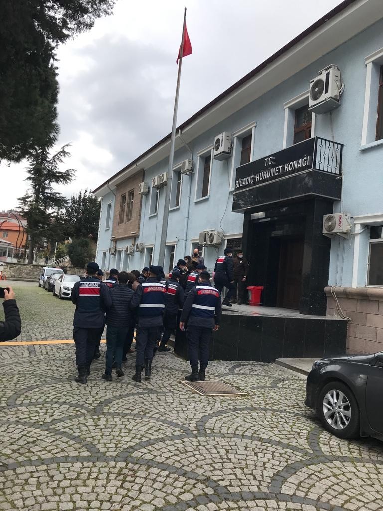 Kablo hırsızlarının izini süren jandarma, suç çetesini çökertti Balıkesir’in Bigadiç ilçesindeki bir işletmeden kablo çaldıkları tespit edilen şahısların izini süren jandarma ekipleri suç çetesini çökertti ...