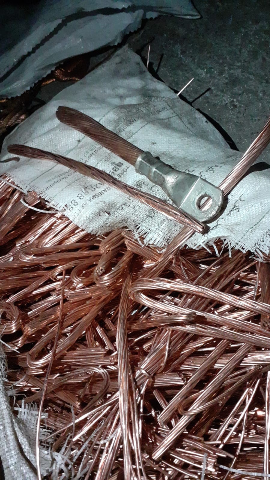 Kablo hırsızlarının izini süren jandarma, suç çetesini çökertti Balıkesir’in Bigadiç ilçesindeki bir işletmeden kablo çaldıkları tespit edilen şahısların izini süren jandarma ekipleri suç çetesini çökertti ...