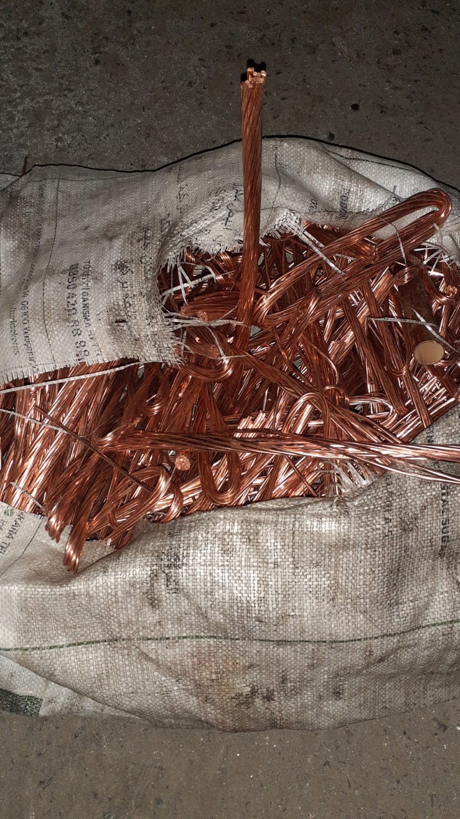 Kablo hırsızlarının izini süren jandarma, suç çetesini çökertti Balıkesir’in Bigadiç ilçesindeki bir işletmeden kablo çaldıkları tespit edilen şahısların izini süren jandarma ekipleri suç çetesini çökertti ...