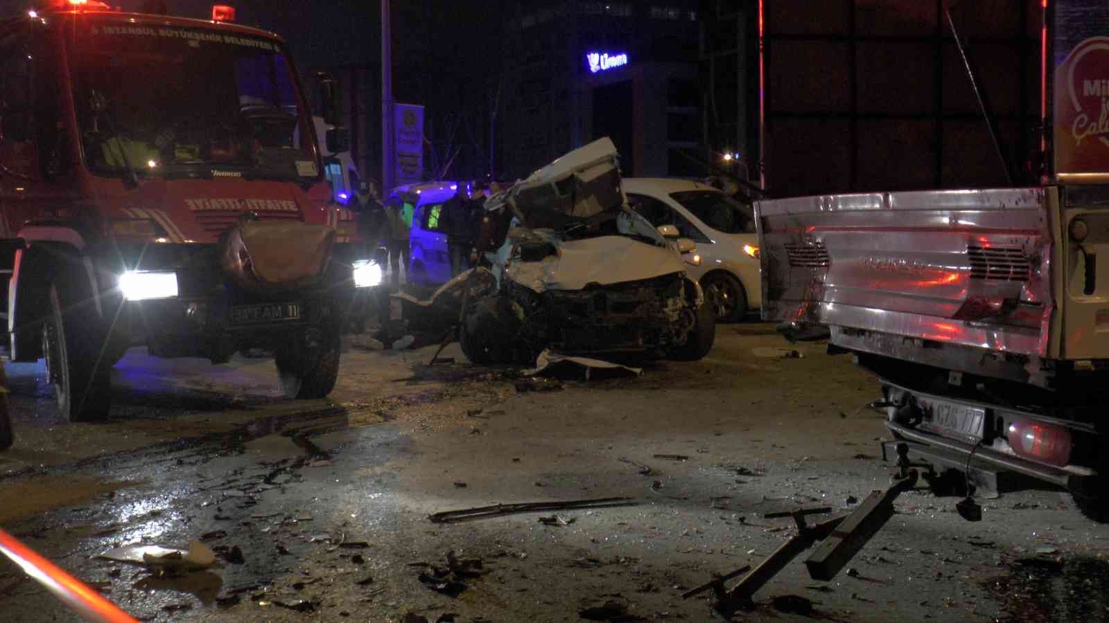 Kadıköy E5 Karayolunda katliam gibi kaza: 1 ölü 1 yaralı Kadıköy’de katliam gibi kaza, 5 araç zincirleme kazaya karıştı. Lastiği patlayan otomobile yardım etmek isteyen yol bakım aracına arkadan hızla ...