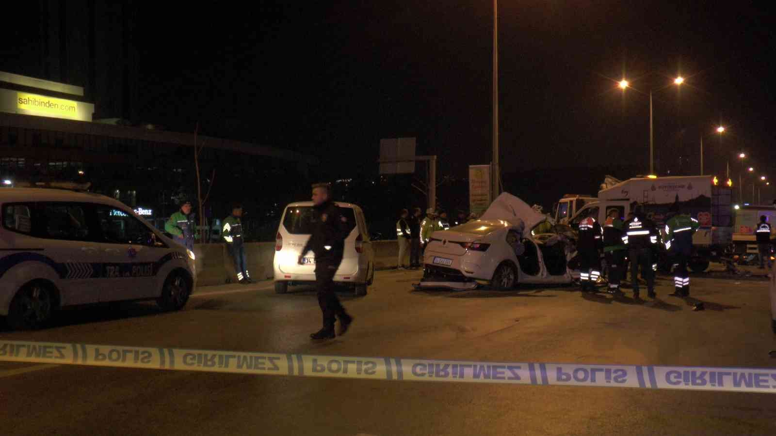 Kadıköy E5 Karayolunda katliam gibi kaza: 1 ölü 1 yaralı Kadıköy’de katliam gibi kaza, 5 araç zincirleme kazaya karıştı. Lastiği patlayan otomobile yardım etmek isteyen yol bakım aracına arkadan hızla ...