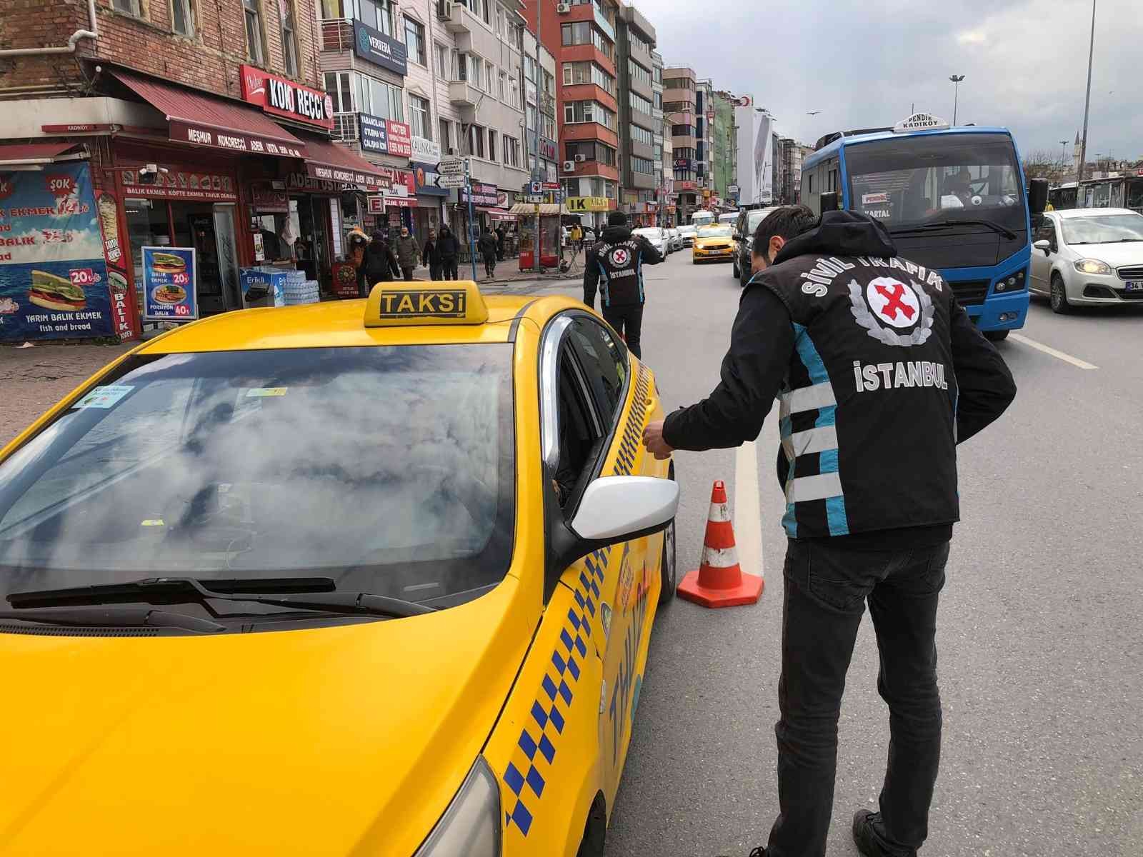 Kadıköy’de trafik polis ekipleri, ticari taksilere yönelik denetim yaptı. Denetimde emniyet kemeri takmadığı tespit edilen 8 taksi sürücüsüne ...