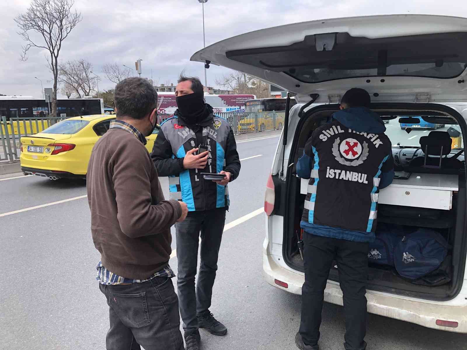 Kadıköy’de trafik polis ekipleri, ticari taksilere yönelik denetim yaptı. Denetimde emniyet kemeri takmadığı tespit edilen 8 taksi sürücüsüne ...