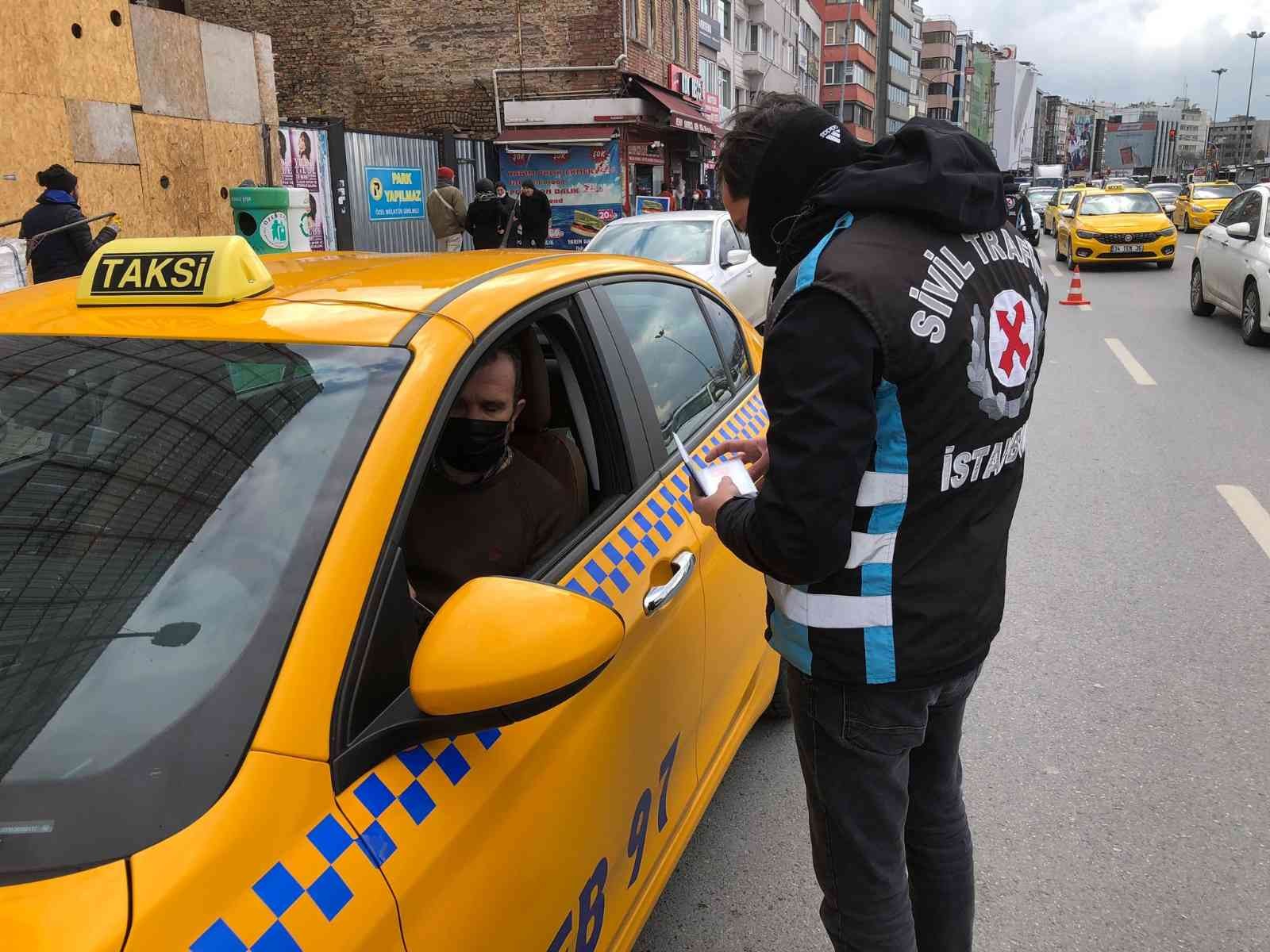 Kadıköy’de trafik polis ekipleri, ticari taksilere yönelik denetim yaptı. Denetimde emniyet kemeri takmadığı tespit edilen 8 taksi sürücüsüne ...