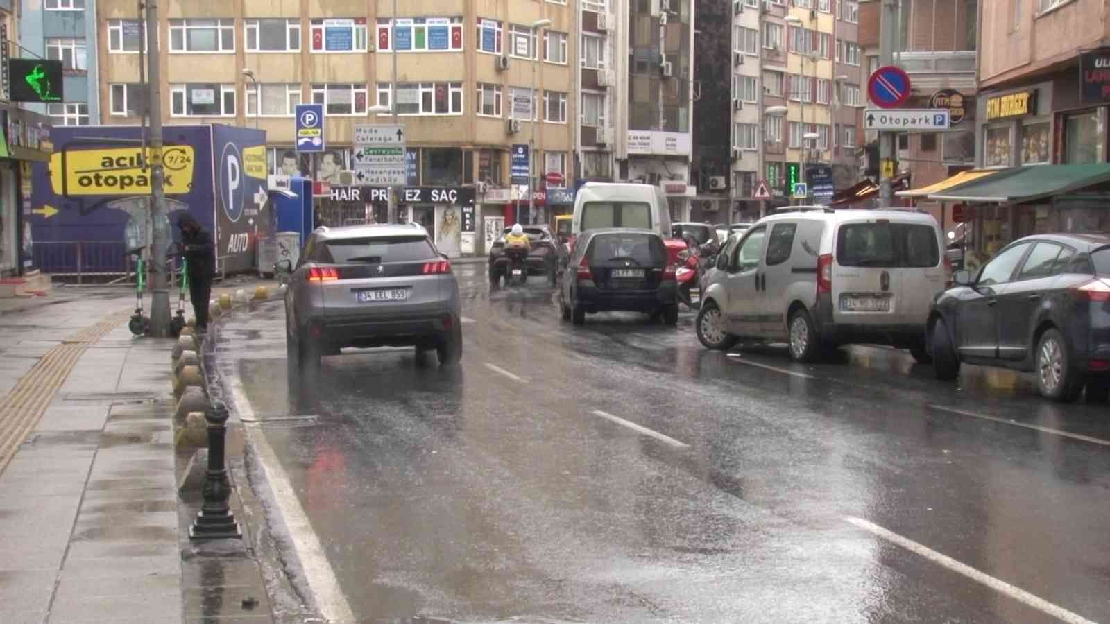 Kadıköy’de polis ile korsan taksici arasında nefes kesen kovalamaca Kadıköy’de sivil trafik ekipleriyle korsan taksici arasındaki nefes kesen kovalamaca kazayla bitti. Polis ekip otosuna çarparak kaza yapan korsan ...