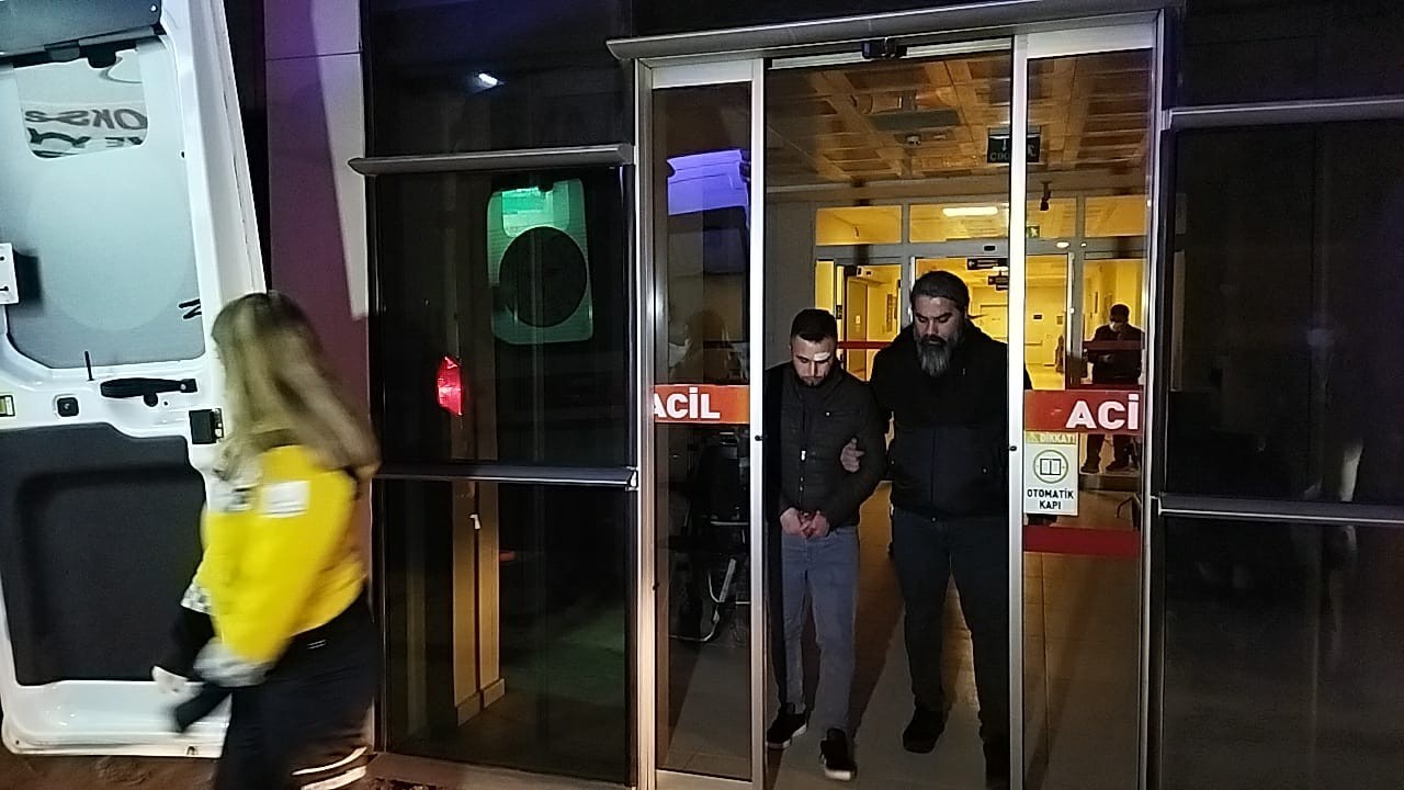 Kadın cinayetinin sebebi nişan hediyeleri... Bursa’da kendisinden ayrılmak isteyen nişanlısını bıçaklayarak öldürdükten sonra kayınvalidesini ağır yaralayan zanlı otomobille kaçarken Sakarya ...