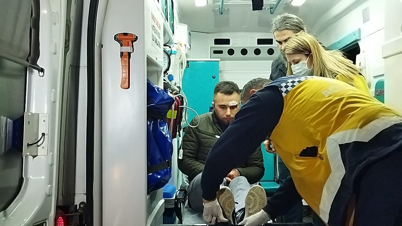 Kadın cinayetinin sebebi nişan hediyeleri... Bursa’da kendisinden ayrılmak isteyen nişanlısını bıçaklayarak öldürdükten sonra kayınvalidesini ağır yaralayan zanlı otomobille kaçarken Sakarya ...