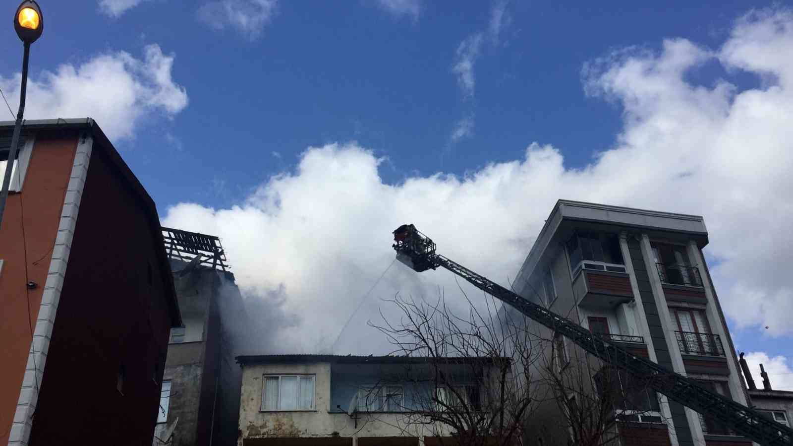 Kağıthane’de korkutan yangın Kağıthane’de üç katlı bir binanın çatısında yangın çıktı. Alevler yan binaya da sirayet ederken, çevredeki vatandaşlar yangını film izler gibi ...