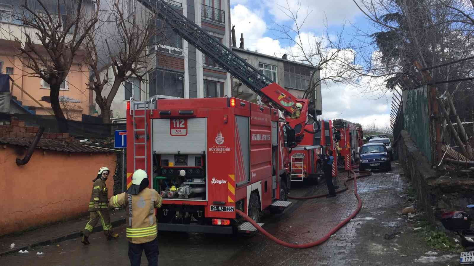 Kağıthane’de korkutan yangın Kağıthane’de üç katlı bir binanın çatısında yangın çıktı. Alevler yan binaya da sirayet ederken, çevredeki vatandaşlar yangını film izler gibi ...