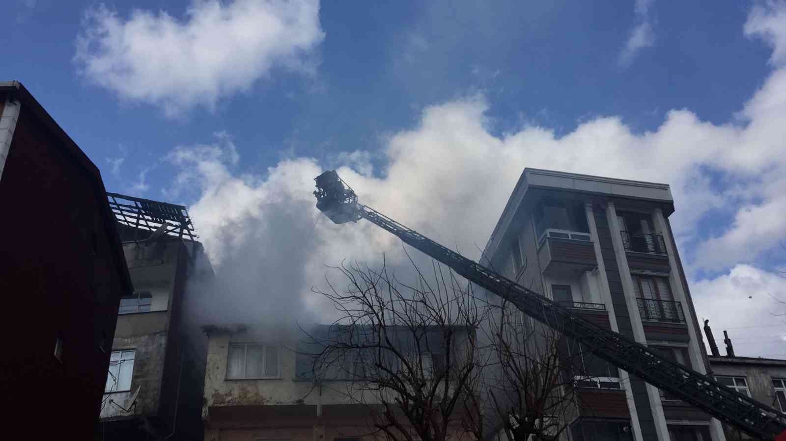 Kağıthane’de korkutan yangın Kağıthane’de üç katlı bir binanın çatısında yangın çıktı. Alevler yan binaya da sirayet ederken, çevredeki vatandaşlar yangını film izler gibi ...