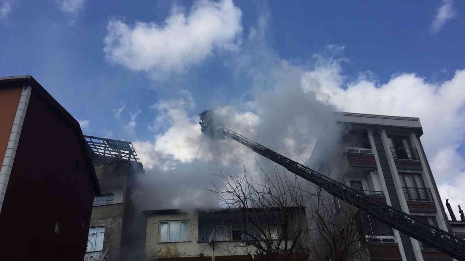 Kağıthane’de korkutan yangın Kağıthane’de üç katlı bir binanın çatısında yangın çıktı. Alevler yan binaya da sirayet ederken, çevredeki vatandaşlar yangını film izler gibi ...