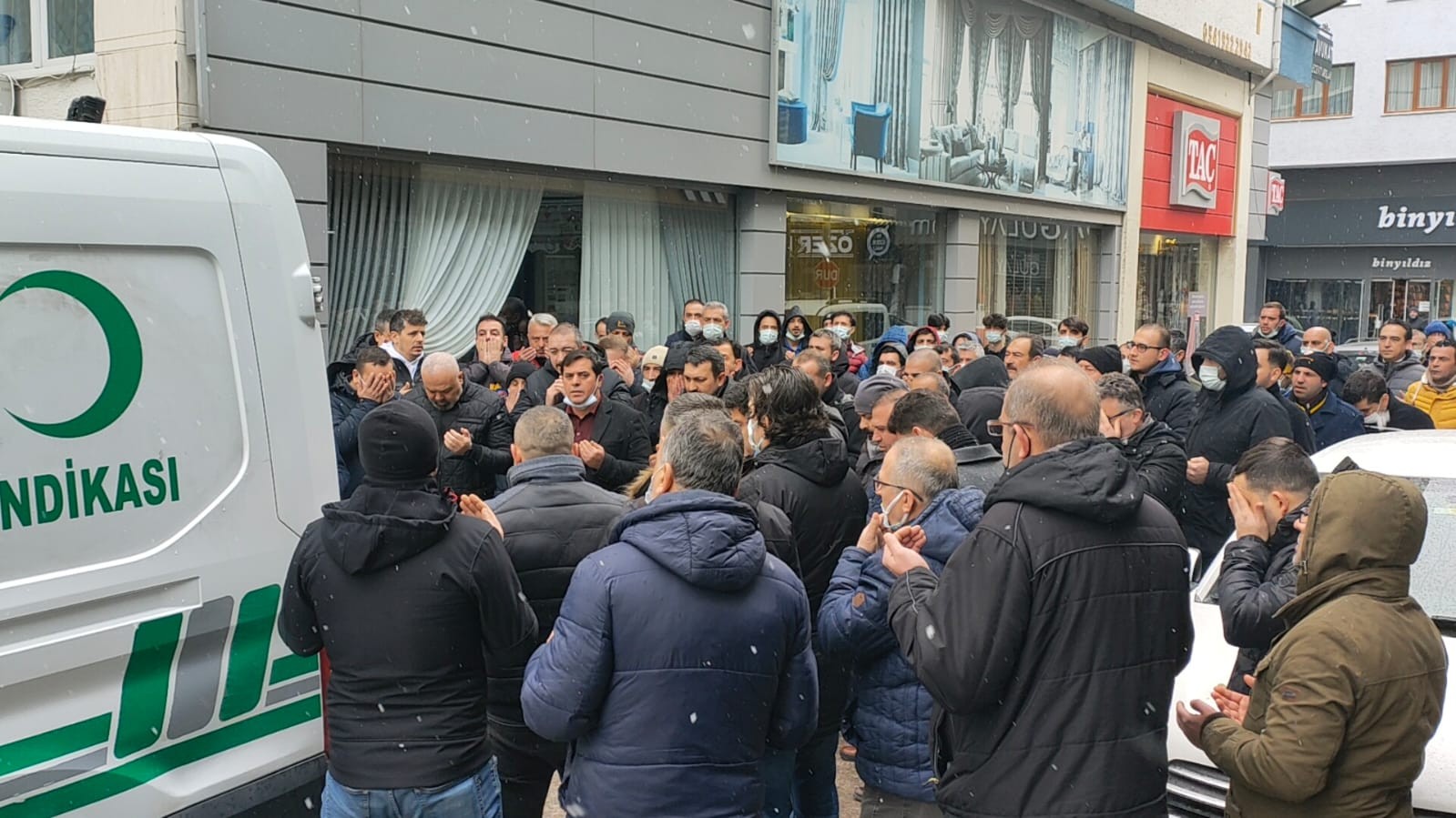Kalp krizi geçiren sendikacıya acı veda Bursa’nın Gemlik ilçesinde kalp krizi sonucu hayatını kaybeden Türk Metal Sendikası Gemlik Şube Başkanı Kemal Durmaz’ın (52) cenazesi sendika ...