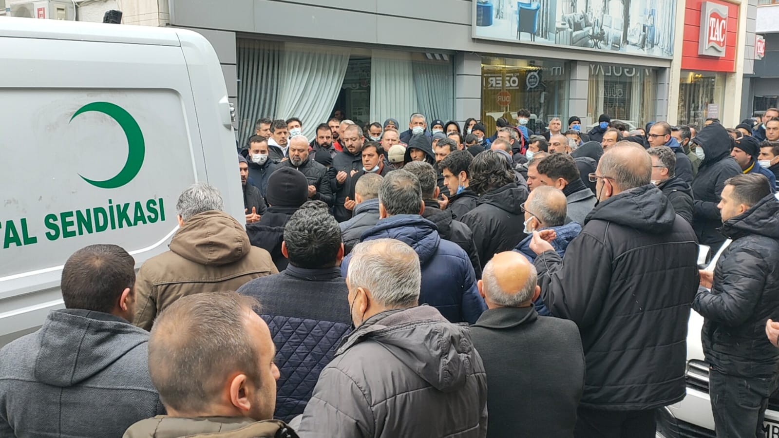 Kalp krizi geçiren sendikacıya acı veda Bursa’nın Gemlik ilçesinde kalp krizi sonucu hayatını kaybeden Türk Metal Sendikası Gemlik Şube Başkanı Kemal Durmaz’ın (52) cenazesi sendika ...