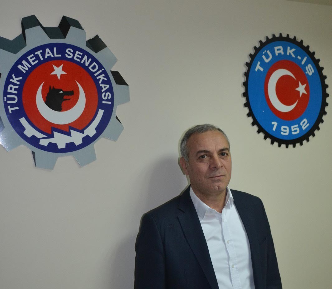Kalp krizi geçiren sendikacıya acı veda Bursa’nın Gemlik ilçesinde kalp krizi sonucu hayatını kaybeden Türk Metal Sendikası Gemlik Şube Başkanı Kemal Durmaz’ın (52) cenazesi sendika ...