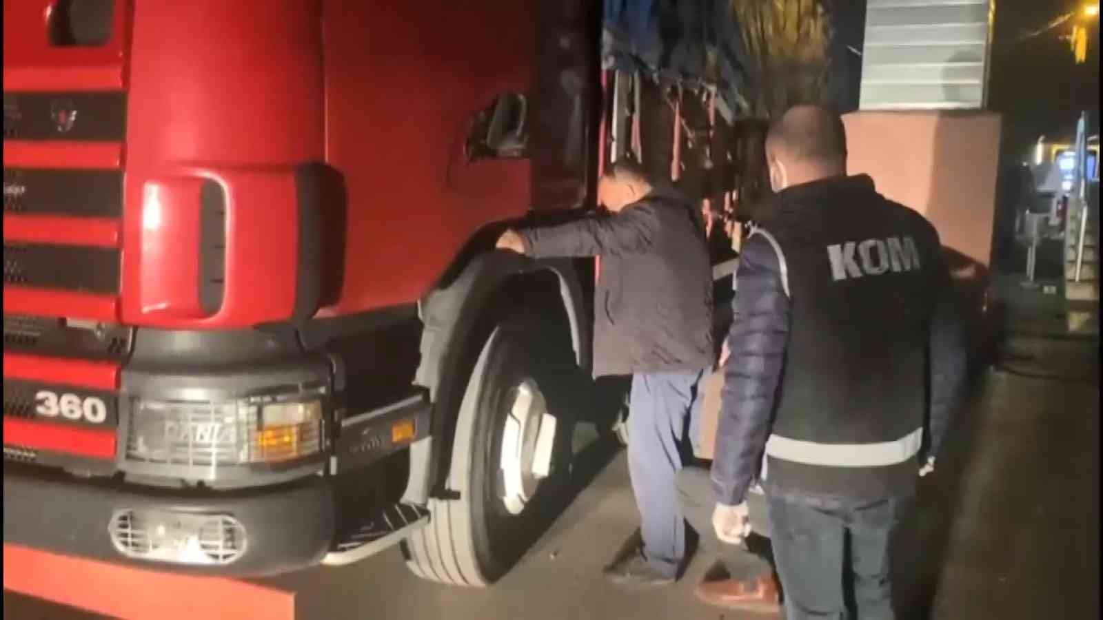 Kamyon kasasından 6 milyon adet makaron çıktı Kocaeli TEM Otoyolu’nda durdurulan kamyonun kasasında yapılan aramada 6 milyon adet makaron ele geçirildi. Edinilen bilgiye göre, İl Emniyet ...