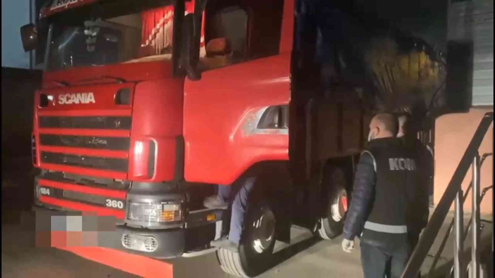 Kamyon kasasından 6 milyon adet makaron çıktı Kocaeli TEM Otoyolu’nda durdurulan kamyonun kasasında yapılan aramada 6 milyon adet makaron ele geçirildi. Edinilen bilgiye göre, İl Emniyet ...