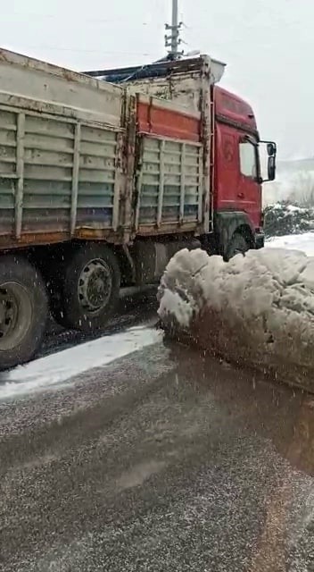 Kamyonun yardımına kar küreme araçları yetişti Sakarya’nın Karasu ilçesinde etkisini gösteren kar yağışı sonrası yolda kalan ve rampayı çıkamayan kamyonun yardımına kar küreme aracı yetişti ...