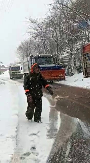Kamyonun yardımına kar küreme araçları yetişti Sakarya’nın Karasu ilçesinde etkisini gösteren kar yağışı sonrası yolda kalan ve rampayı çıkamayan kamyonun yardımına kar küreme aracı yetişti ...