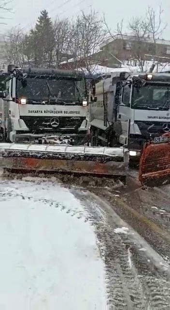 Kamyonun yardımına kar küreme araçları yetişti Sakarya’nın Karasu ilçesinde etkisini gösteren kar yağışı sonrası yolda kalan ve rampayı çıkamayan kamyonun yardımına kar küreme aracı yetişti ...