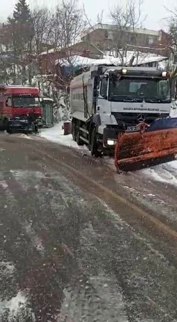 Kamyonun yardımına kar küreme araçları yetişti Sakarya’nın Karasu ilçesinde etkisini gösteren kar yağışı sonrası yolda kalan ve rampayı çıkamayan kamyonun yardımına kar küreme aracı yetişti ...